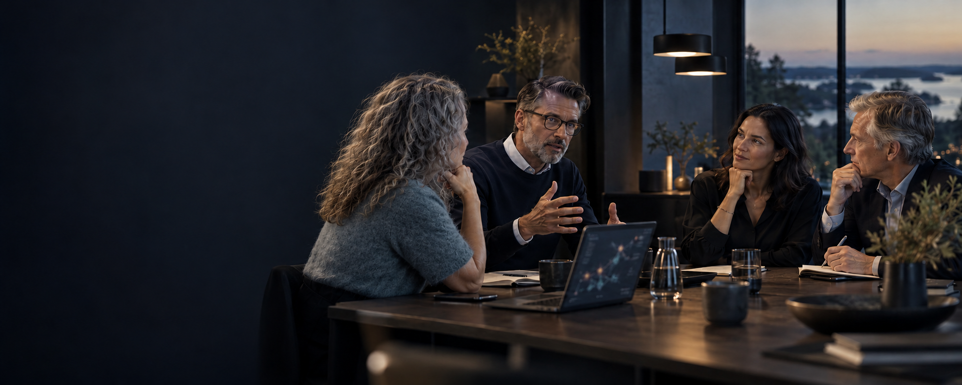 AI-skapad illustration av Michelle och tre personer i ett gemensamt strategiarbete